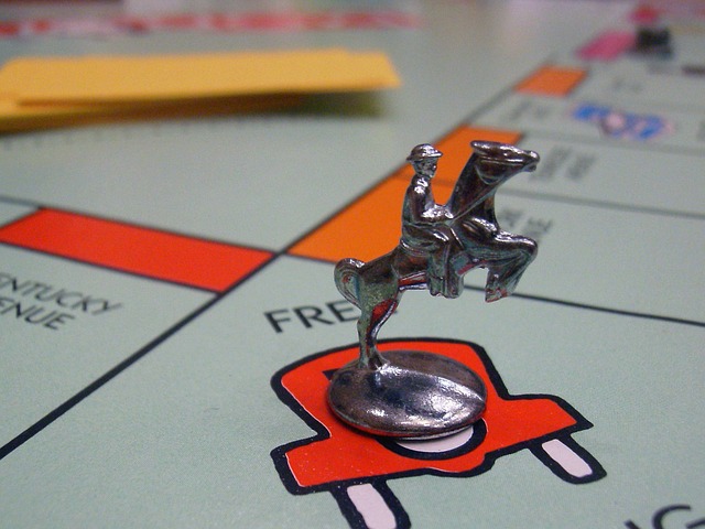 záběr na hrací plochu monopoly s hrací figurkou